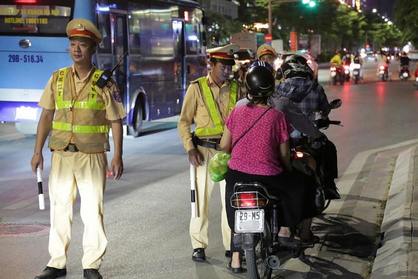 CSGT Hà Nội kiểm soát nồng độ cồn đối với người điều khiển phương tiện.
