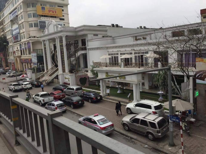 Nhà hàng Queen Bee ngang nhiên lấn chiếm vỉa hè, lòng đường làm nơi đỗ xe.