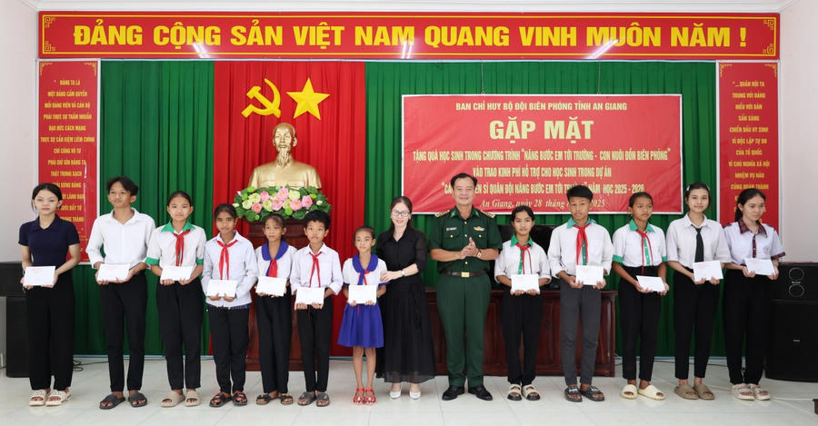Ban Chỉ huy BĐBP tỉnh trao quà cho các cháu trong chương trình “ Nâng bước em tới trường - Con nuôi Đồn Biên phòng”.