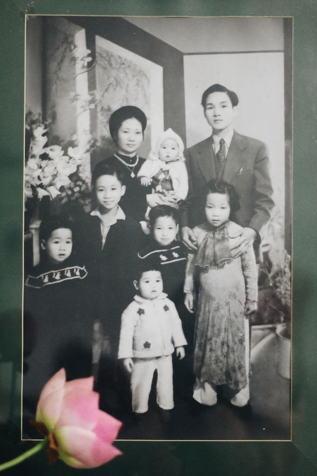 Gia đình ông Nguyễn Thái An trong bức ảnh được chụp vào mùng 2 Tết năm 1949.
