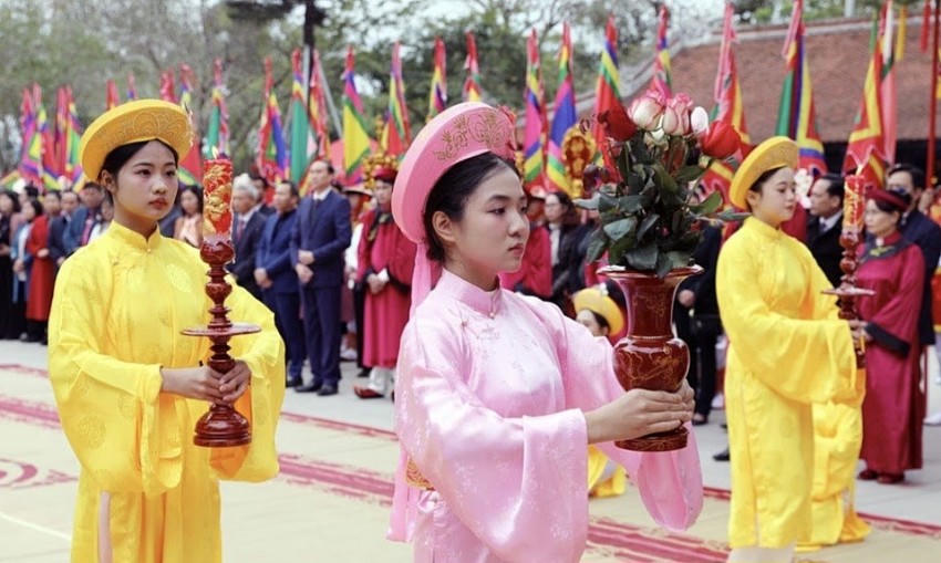 Các nữ quan dâng hương, hoa tưởng nhớ, tri ân công đức Tổ Mẫu Âu Cơ theo nghi thức truyền thống.