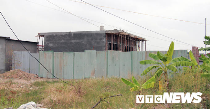 Một số trường hợp quây tôn bên ngoài để tiếp tục xây dựng, hoàn thiện "chui" công trình xây dựng trái phép trên đất quốc phòng.