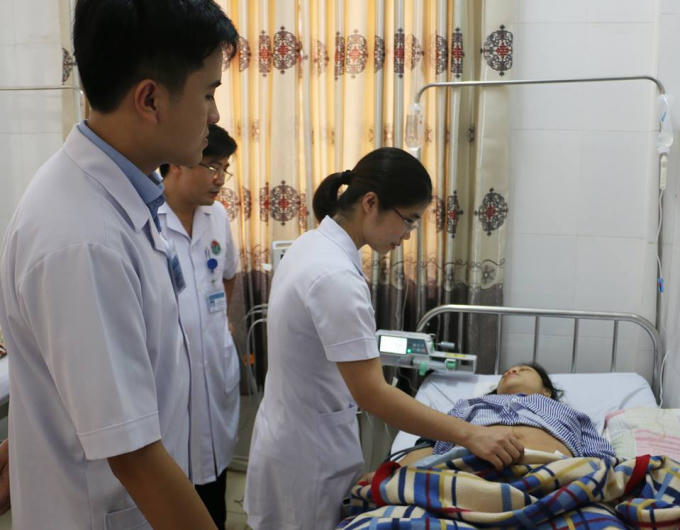 Thăm hỏi ân cần bệnh nhân sau khi nhập viện điều trị.