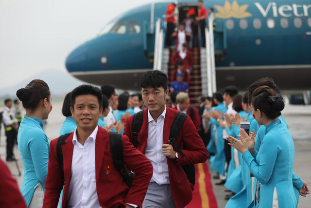 H&igrave;nh ảnh c&aacute;c tuyển thủ Olympic Việt Nam về đến H&agrave; Nội