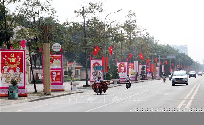 Cờ, panô, áp phích chào mừng Đại hội đại biểu toàn quốc lần thứ XIII của Đảng tại tỉnh Nghệ An. Ảnh: Văn Tý/TTXVN