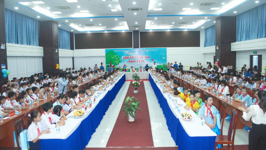 Quang cảnh Chương trình lãnh đạo tỉnh Cà Mau gặp gỡ 205 thiếu nhi.