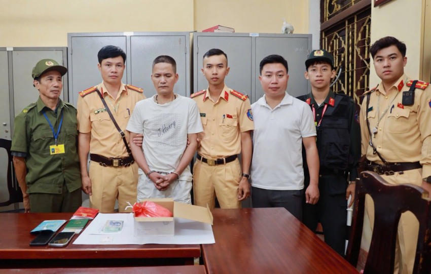 Đối tượng Trần Mạnh Tưởng cùng số heroin bị thu giữ. (Ảnh: Công an tỉnh Lào Cai).