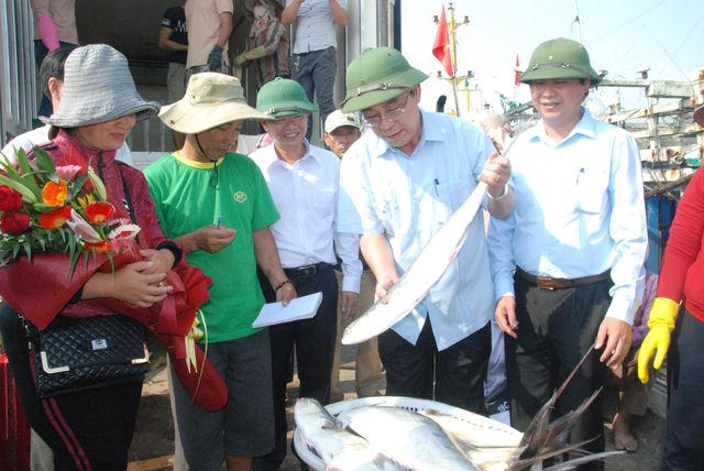 Lãnh đạo tỉnh Quảng Trị có mặt chúc mừng ngư dân.