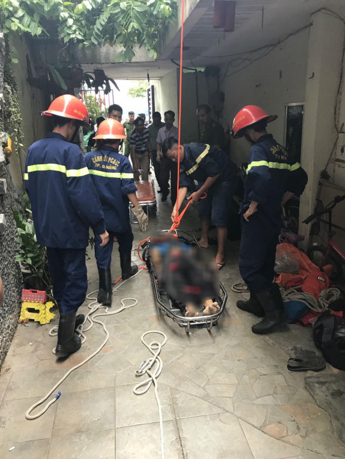 Đến hơn 4h30 chiều cùng ngày, cơ quan chức năng mới đưa thi thể nạn nhân rời khỏi hiện trường.