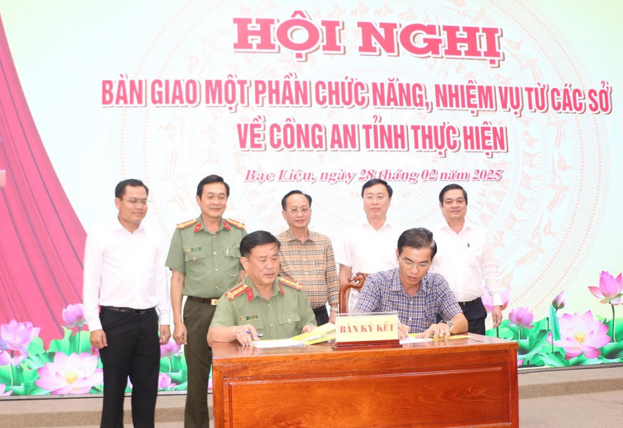 Đại tá Lê Thanh Hùng - Phó Giám đốc Công an tỉnh Bạc Liêu, ký kết với lãnh đạo Sở Thông tin và Truyền thông tỉnh Bạc Liêu.