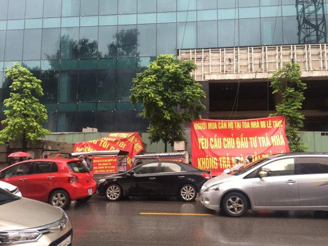 Cư dân 8B Lê Trực đội mưa xuống đường đòi nhà.