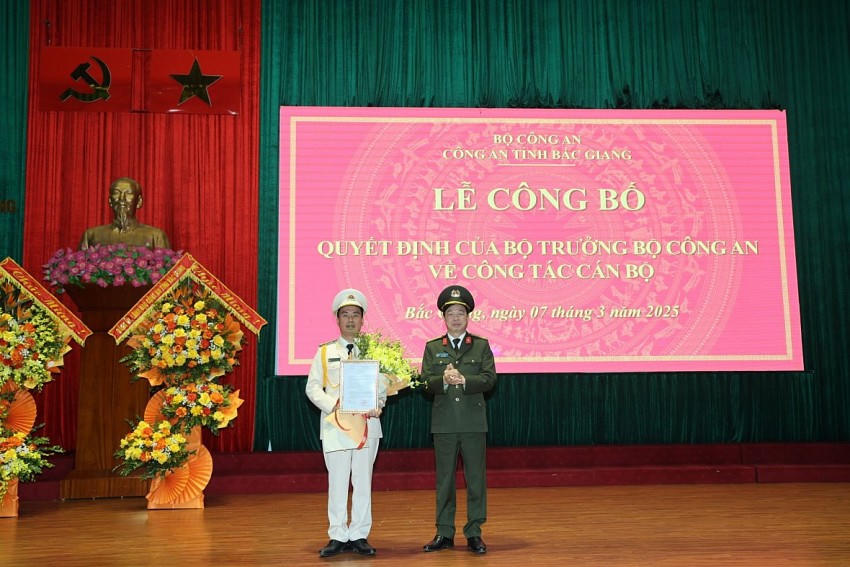 Đại tá Nguyễn Quang Vinh, Giám đốc Công an tỉnh Bắc Giang trao Quyết định bổ nhiệm Thượng tá Nguyễn Thế Tuấn