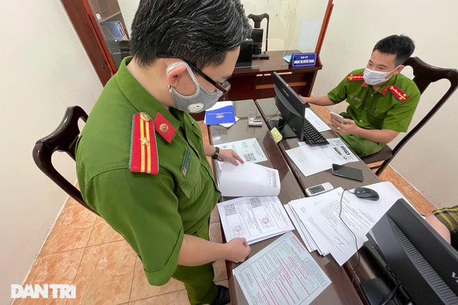 Sau khi tiếp nhận giấy đi đường từ UBND phường, Công an phường Trung Hòa sẽ ký và đóng dấu rồi liên hệ với đơn vị có hồ sơ hợp lệ để giao giấy đi đường.