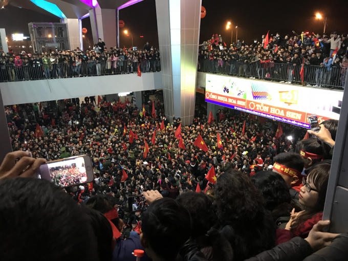 "Biển người" tại sân bay Vinh.