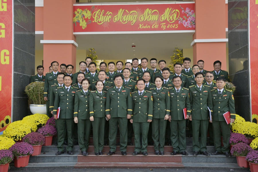 Kíp trực tại Bộ chỉ huy  BĐBP tỉnh Kiên Giang ngày 29/01/2025 (mùng 1 Tết) chụp ảnh cùng kíp trực ngày 30/01/2025 (mùng 2 Tết)