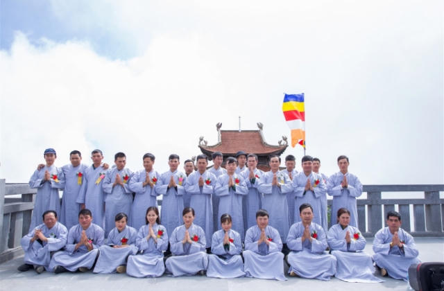 Hàng ngàn Phật tử nô nức bái Phật, cầu an ngày Lễ Vu Lan tại Fansipan