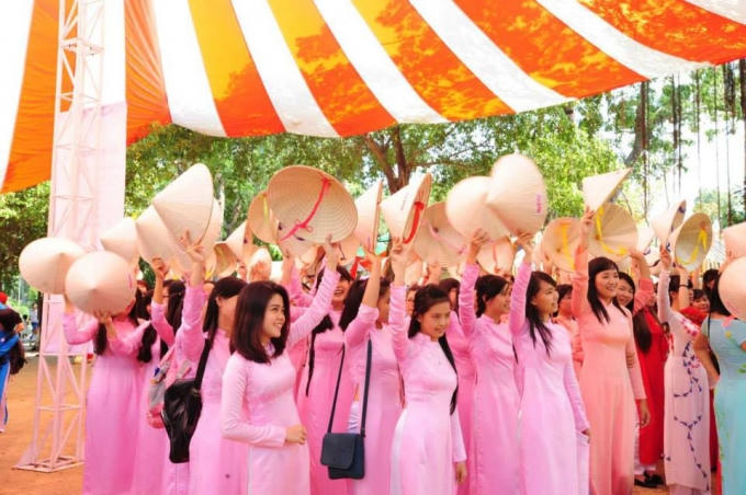 Những tà áo dài rợp đường phố Sài Gòn.