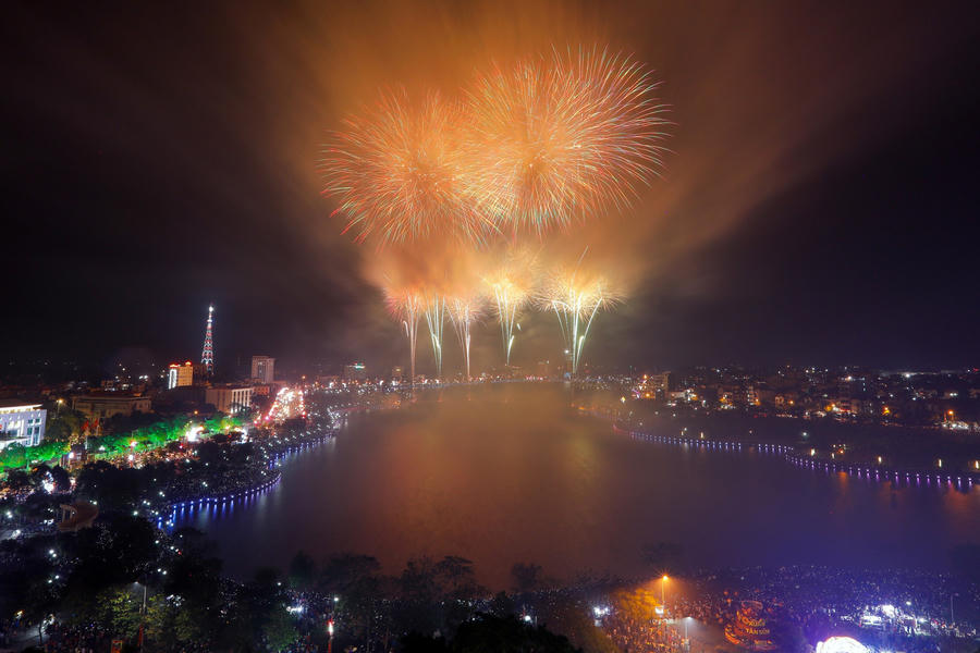 Đúng 21h30' ngày 20/4, pháo hoa rực sáng trên bầu trời TP. Việt Trì trong tiếng hò reo của hàng vạn người đứng chật kín xung quanh hồ Văn Lang.
