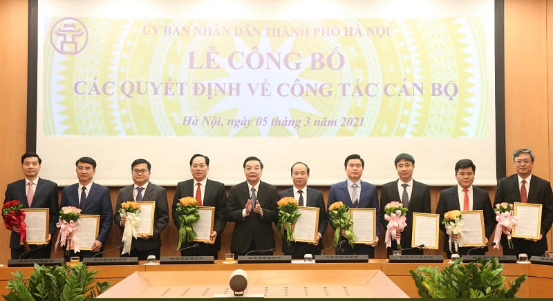 Chủ tịch UBND TP Chu Ngọc Anh trao quyết định tiếp nhận, điều động, bổ nhiệm cán bộ