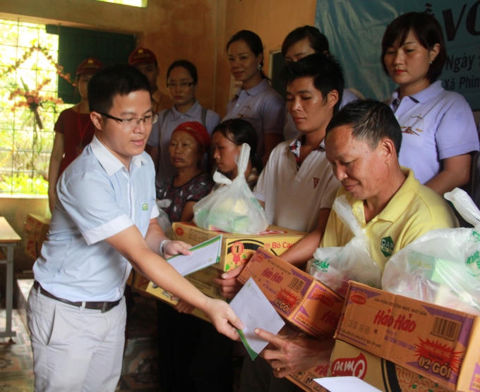 Ông Vũ Ngọc Đào (đại diện cho Công ty dược phẩm Ích Nhân) hỗ trợ mỗi gia đình thiệt hại một triệu đồng, cùng nhiều lương thực, thuốc cho bà con sử dụng.
