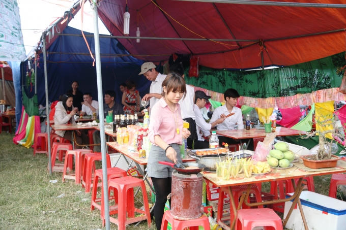 Hàng ăn “trúng đậm”.