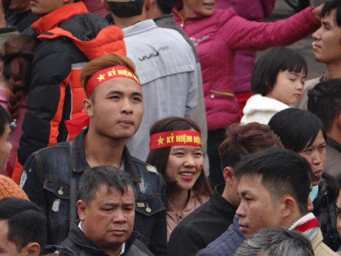 Đôi bạn trẻ rạng ngời thể hiện tình yêu Hội Lim.