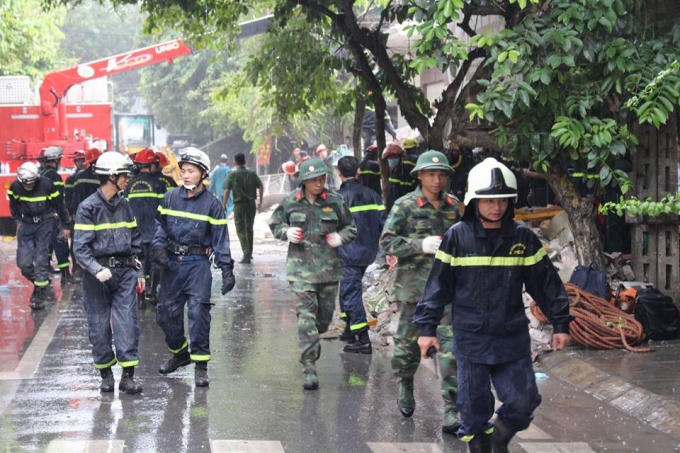 Hiện tại trời đang đổ mưa lớn khiến công tác cứu hộ gặp nhiều khó khăn.