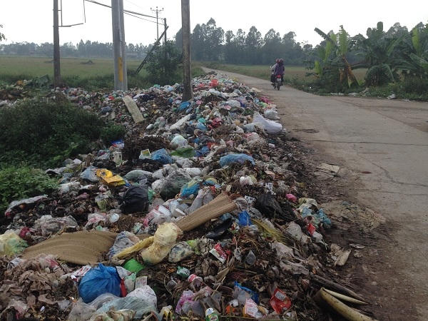 Bãi rác khủng chiếm phân nửa đường giao thông liên xã