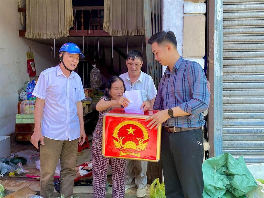 Mang phiếu đến từng hộ gia đình lấy ý kiến trực tiếp tại huyện Tương Dương.