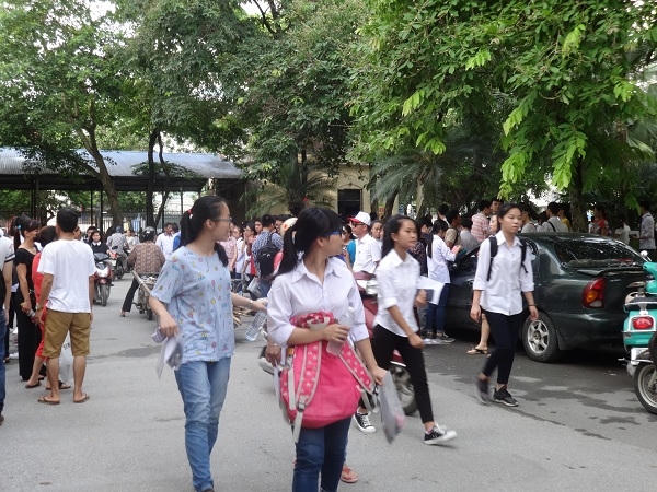 Theo quy định, các thí sinh có mặt tại phòng thi từ lúc 6h45 phút. Tuy nhiên các em thí sinh và phụ huynh đã có mặt tại điểm thi từ lúc 6h sáng.