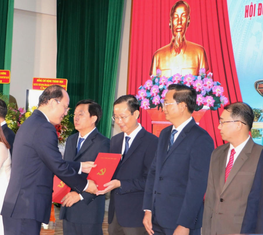 Ông Nguyễn Hồ Hải - Bí thư Tỉnh ủy Cà Mau, trao Quyết định cho ông Lê Hồng Thịnh – Bí thư Đảng ủy xã U Minh (nguyên Phó Chủ tịch huyện U Minh).