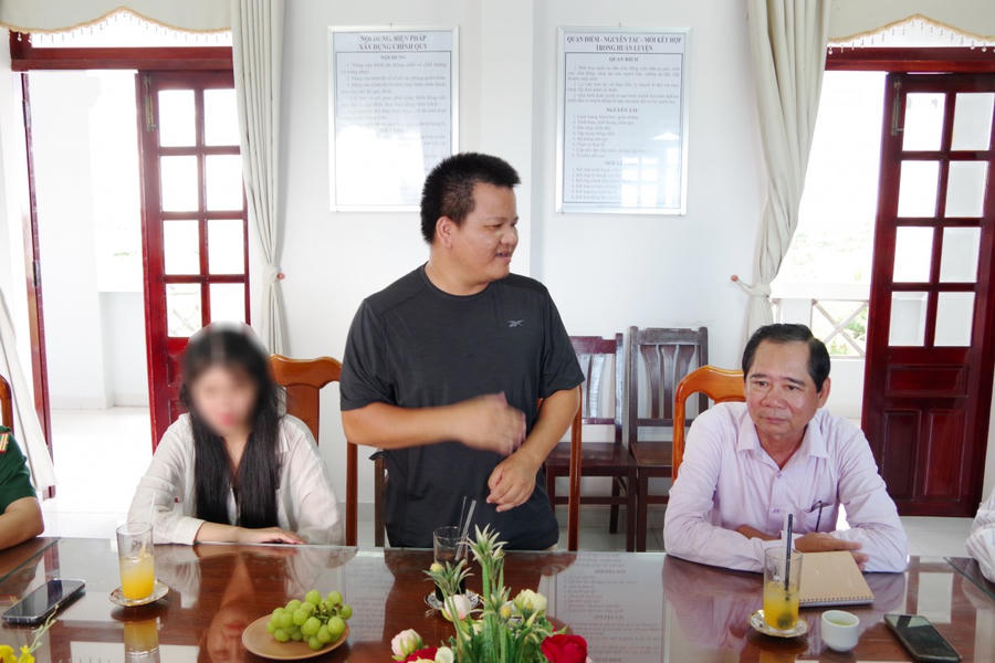 BĐBP tỉnh Cà Mau tiếp nhận nạn nhân mua bán người (bìa trái) sau khi về đến Cà Mau.