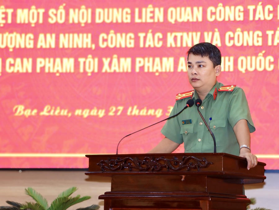 Thượng tá Phan Hoài Vũ - Trưởng phòng Tham mưu Công an tỉnh Bạc Liêu, báo cáo viên Hội nghị.