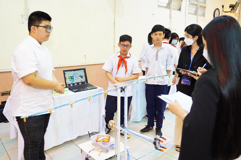 Các em học sinh hăng say thuyết trình phần thi của mình