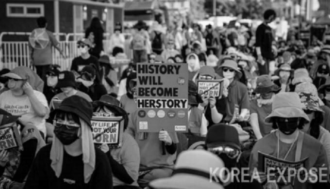 Những phụ nữ biểu tình phản đối đặt camera quay lén tại Seoul ngày 4/8/2018.