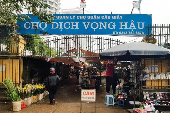 Sớm di dời chợ tạm để hoàn trả mặt bằng theo quy định của thành phố.
