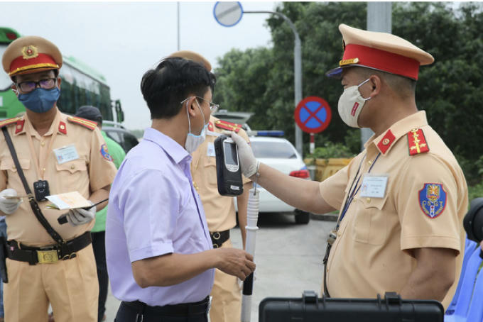 CSGT kiểm tra nồng độ cồn người điều khiển phương tiện giao thông