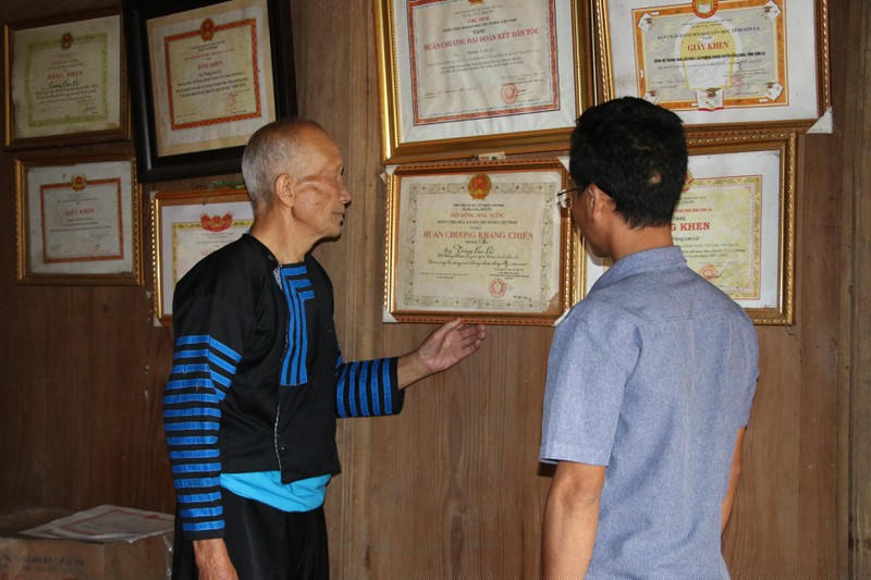 Già làng Tráng Lao Lử được Đảng, Nhà nước tặng nhiều bằng khen như: Hội đồng Nhà nước tặng Huân chương Kháng chiến hạng Ba; Chủ tịch nước tặng Huân chương Đại đoàn kết dân tộc; Thủ tướng tặng Bằng khen thành tích trong sản xuất kinh doanh; Ủy ban Dân tộc tặng Bằng khen người có uy tín; Chủ tịch tỉnh tặng Bằng khen vì có thành tích trong phong trào xây dựng gia đình văn hóa…