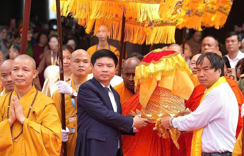Ông Trương Quốc Huy, Bí thư Tỉnh ủy, Chủ tịch UBND tỉnh Hà Nam cung rước xá lợi Đức Phật về đến chùa Tam Chúc. Qua đó, yêu cầu công việc tổ chức Đại lễ Vesak 2025 và lễ cung rước, tôn trí xá lợi Đức Phật Thích Ca Mâu Ni cần được thực hiện trang trọng, nghiêm túc, an toàn.