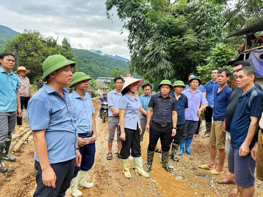 Chính quyền địa phương hỗ trợ di dời 10 hộ dân ra khỏi khu vực có nguy cơ sạt lở. (Ảnh: CTV).