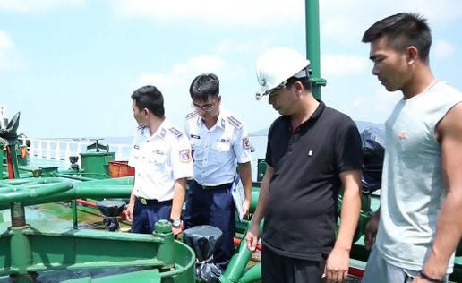 Lực lượng chức năng kiểm tra tàu Gladys Giory.