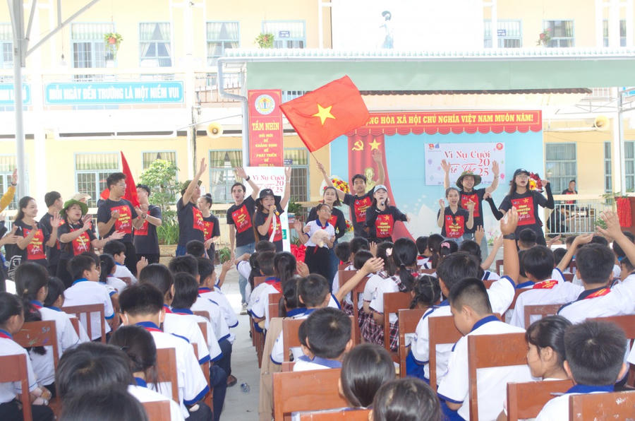 Tiết mục văn nghệ của Đội tình nguyện viên nghệ sĩ đến từ thành phố Hồ Chí Minh.