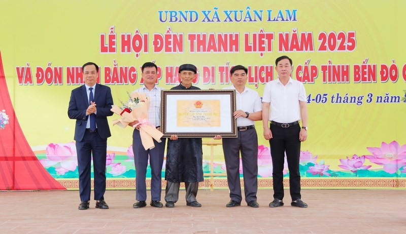 Trao Bằng xếp hạng Di tích Lịch sử bến đò Cố Xin cho xã Xuân Lam và dòng họ Lưu tại xã Xuân Lam (Hưng Nguyên - Nghệ An).