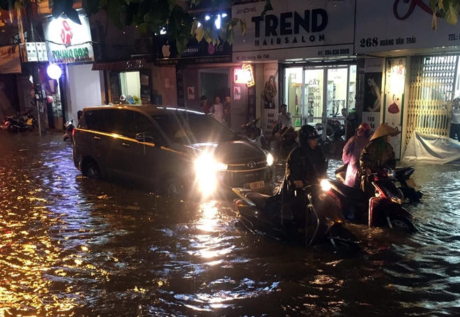 Phố Hoàng Văn Thái (quận Thanh Xuân, Hà Nội) vào lúc 7h tối, nước ngập mênh mông, các phương tiện qua đây gặp rất nhiều khó khăn.