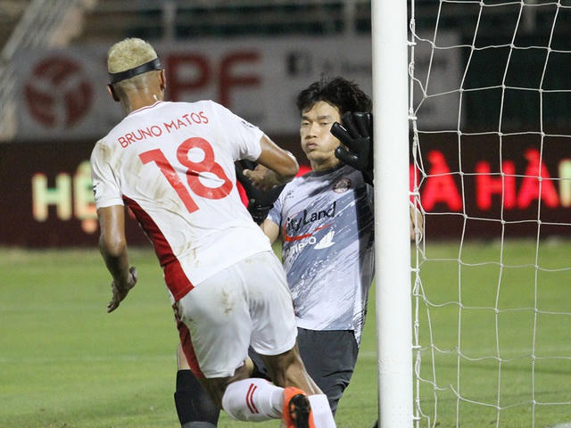 Nhưng phong độ của thủ thành này khá phập phù.