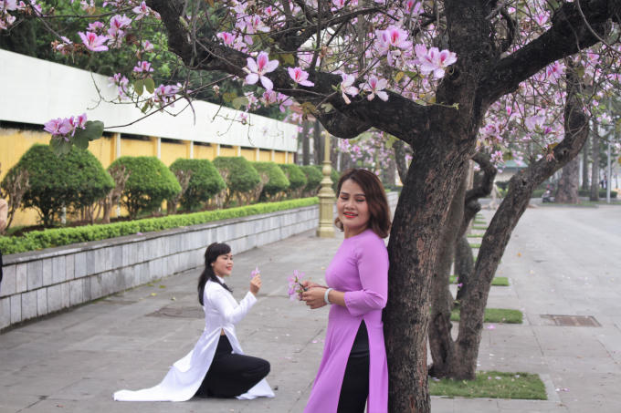 Rất nhiều người đầu tư trang phục tới đoạn đường Bắc Sơn để có những bộ hình lưu niệm với hoa ban Tây Bắc.