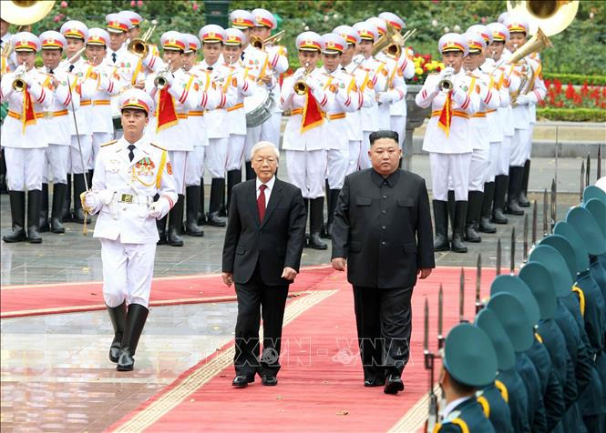 Tổng Bí thư, Chủ tịch nước Nguyễn Phú Trọng và Chủ tịch Triều Tiên Kim Jong-un duyệt Đội danh dự Quân đội nhân dân Việt Nam.