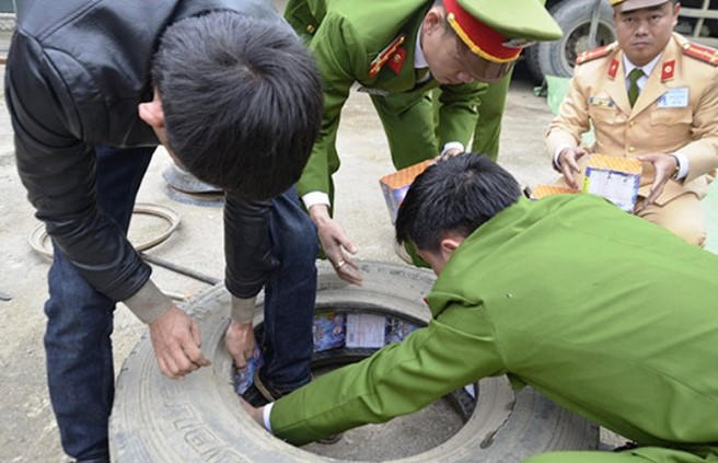 Pháo được giấu trong lốp, thùng xăng dự phòng của xe tải. (Ảnh: Anh Tuấn).