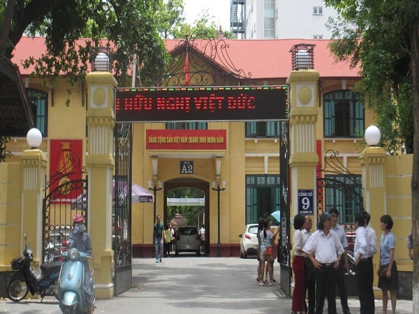 Sự cố mổ nhầm chân cho bệnh nhân tại Bệnh viện Việt Đức khiến sư luận bức xúc.