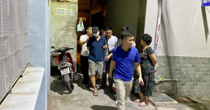 Đối tượng (đội mũ đen) bị bắt giữ tại nhà riêng.